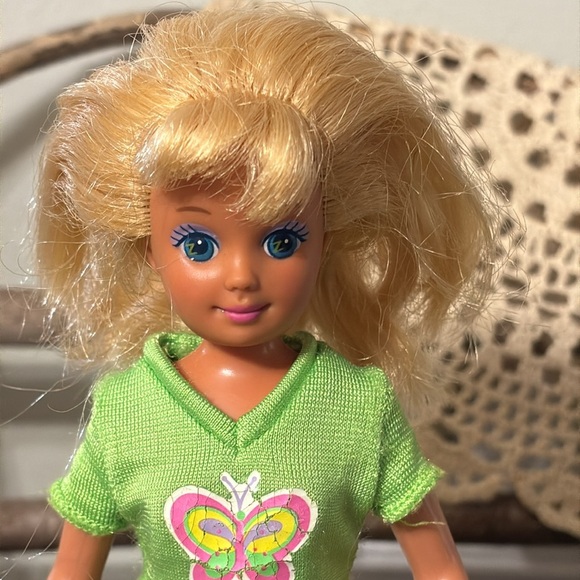 PRE OWNED MATTEL 1987 TEEN SKIPPER TWIST AND TURN BARBIE DOLL BUTTERFLY CROP TOP - Picture 2 of 16